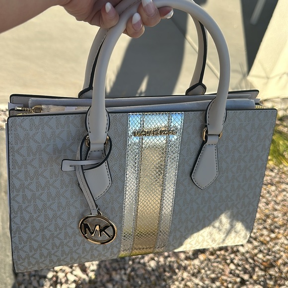 MICHAEL KORS BRAND NEW SHEILA MEDIUM SIGNATURE LOGO METALLIC SATCHEL - Picture 8 of 17